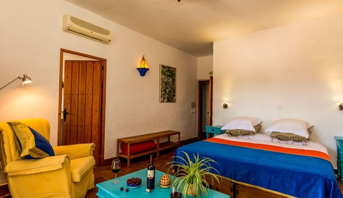 Habitación superior con 1 cama doble o 2 individuales, balcón, vistas al patio