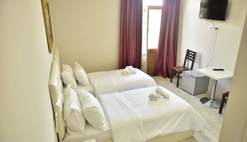 Habitación superior con 2 camas individuales, vistas al jardín
