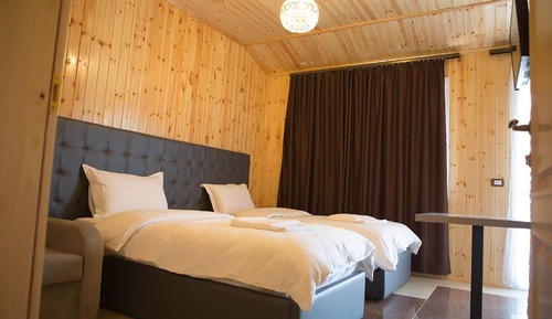 Habitación con 2 camas individuales, balcón