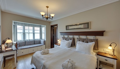 Habitación superior con 1 cama doble o 2 individuales, vistas a la piscina, junto a la piscina