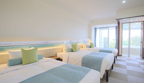 Habitación triple, varias camas, vistas parciales al mar