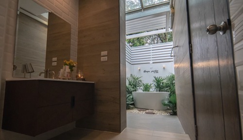 Natural home with Bathtub