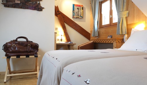 Habitación estándar con 1 cama doble o 2 individuales, vistas a la montaña