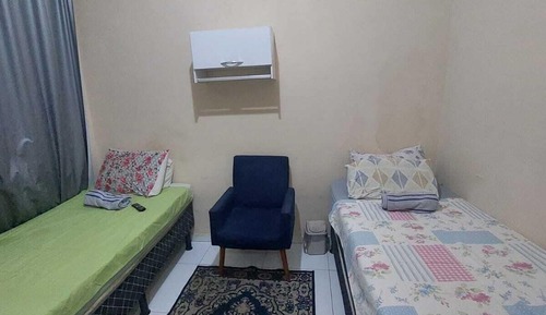 Habitación básica con 2 camas individuales