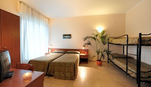 Habitación triple estándar, balcón