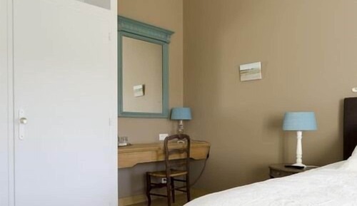Habitación Confort con 1 cama doble o 2 individuales, baño privado (Petit Cour)