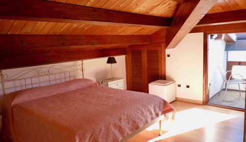 Apartamento clásico, 2 habitaciones, balcón, en una planta alta