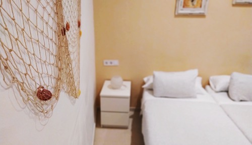 Habitación básica con 2 camas individuales
