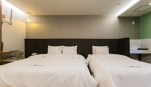 Habitación con 2 camas individuales, varias camas, vistas a la ciudad