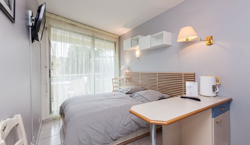 Estudio básico, 1 cama doble, balcón, vistas a la ciudad (n° 730)