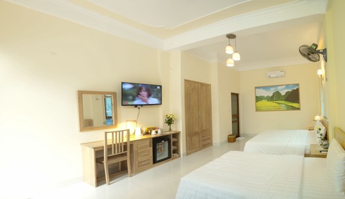 Habitación superior con 1 cama doble o 2 individuales, vistas al jardín, en la zona del patio