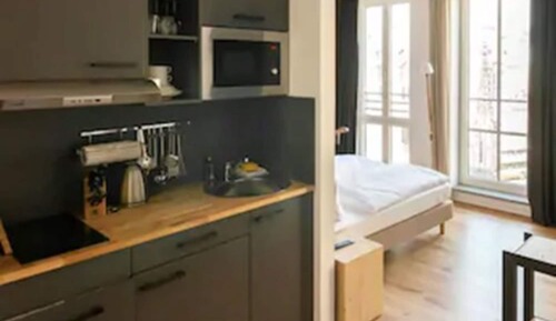 Suite (S)