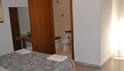 Habitación básica con 1 cama doble o 2 individuales