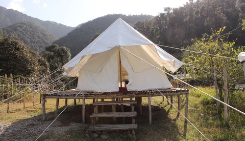 Tienda económica, 1 cama doble, baño compartido, vistas a la colina