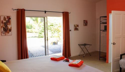 Habitación triple, baño privado, vistas al jardín (Chambre N°1)