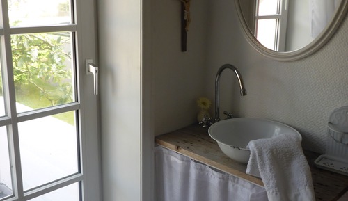 Habitación individual, baño compartido, en esquina