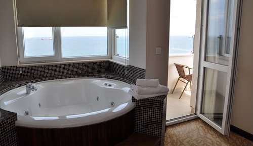 King Suite With Jakuzi and Sea View
