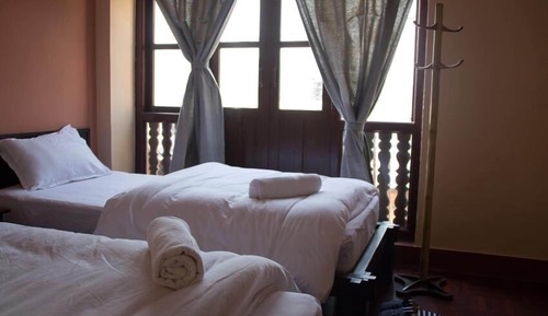 Habitación básica con 2 camas individuales