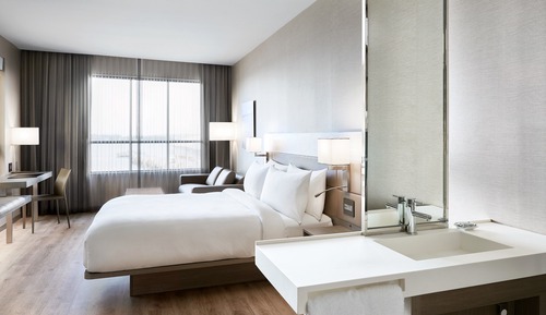 Habitación Deluxe, 1 cama de matrimonio grande con sofá cama (Mobility Accessible, Roll-In Shower)