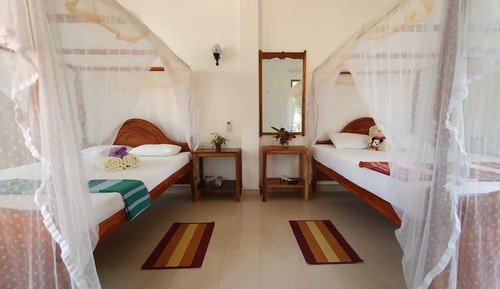 Habitación familiar con 2 camas individuales, 1 habitación, balcón, vistas parciales al mar