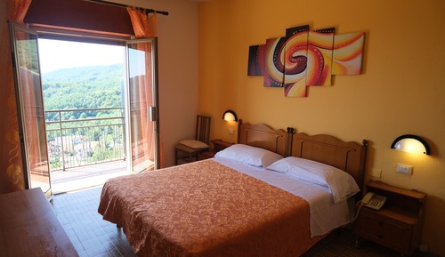 Habitación clásica con 1 cama doble o 2 individuales, balcón