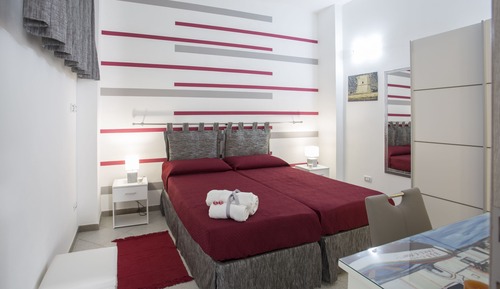 Habitación básica con 2 camas individuales