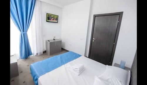 Habitación con 2 camas individuales, balcón