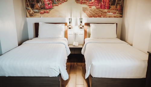 Habitación básica con 2 camas individuales