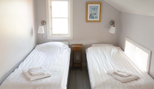 Habitación básica con 2 camas individuales, baño compartido
