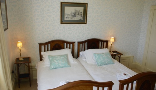Habitación superior con 1 cama doble o 2 individuales, vistas al jardín