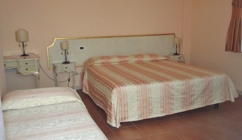 Habitación triple, varias camas