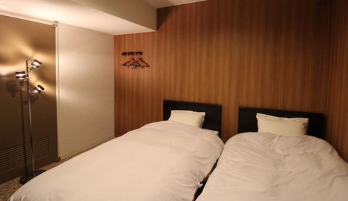 Habitación básica con 2 camas individuales