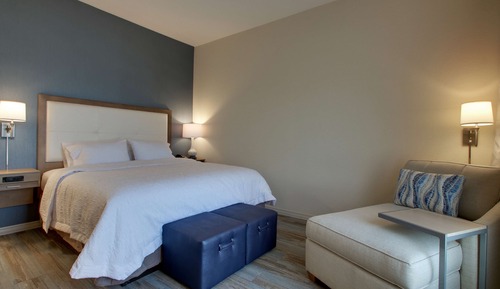 Habitación, 1 cama de matrimonio grande, frigorífico y microondas