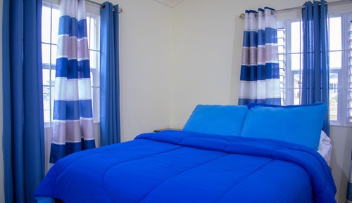 Villa familiar, 3 habitaciones, baño privado, vistas al patio