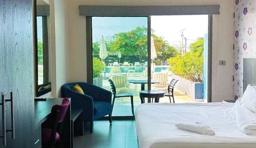 Habitación estándar doble, 1 cama de matrimonio grande, vistas a la piscina