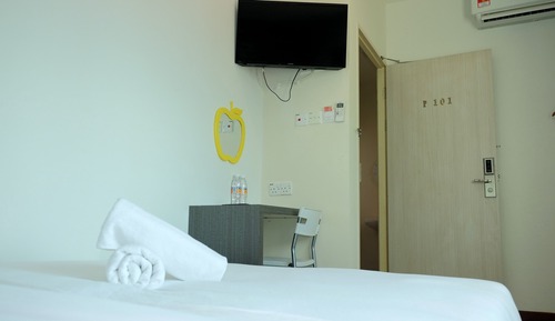 Queen Room, Shared Bathroom