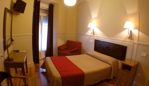 Habitación con 2 camas individuales, balcón, vistas a la ciudad