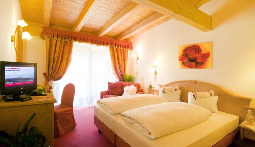 Habitación con 1 cama doble o 2 individuales, balcón, vistas a la montaña