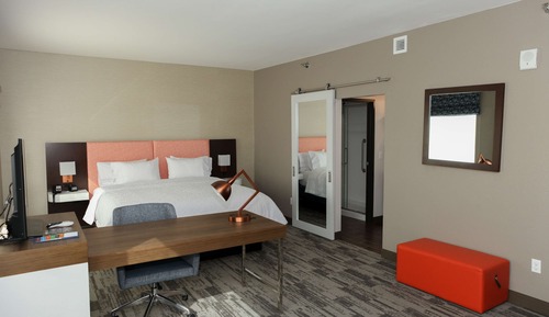 Estudio, 1 cama de matrimonio grande, frigorífico y microondas (Wet Bar)