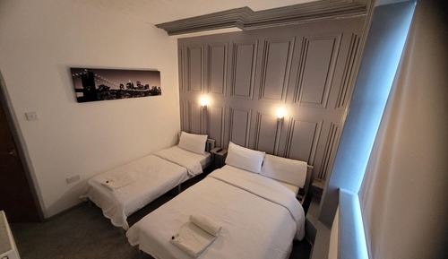 Habitación triple Confort, 1 cama doble, baño privado