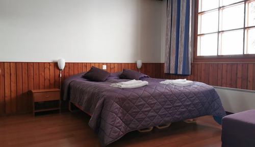 Habitación básica, bañera