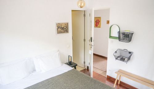 Habitación básica con 1 cama doble o 2 individuales, 1 habitación, balcón, en esquina