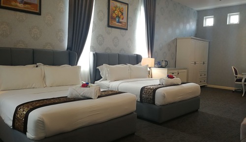 Habitación familiar, 2 camas de matrimonio, baño privado, vistas al jardín