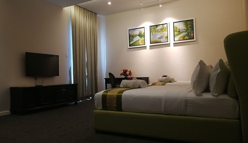 Habitación familiar, 2 camas de matrimonio, balcón, vistas al jardín