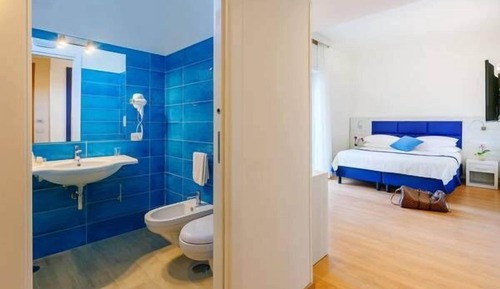Habitación superior con 1 cama doble o 2 individuales, balcón, vistas al mar
