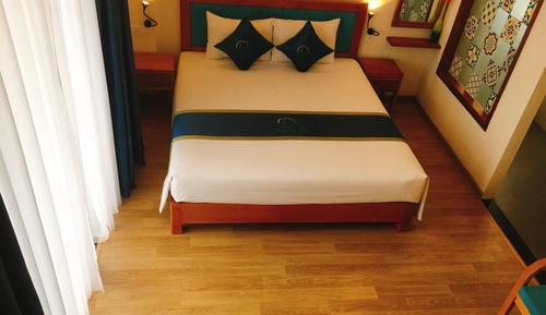 Habitación superior con 1 cama doble o 2 individuales, vistas al jardín