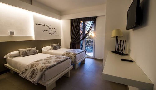 Habitación estándar con 1 cama doble o 2 individuales, balcón