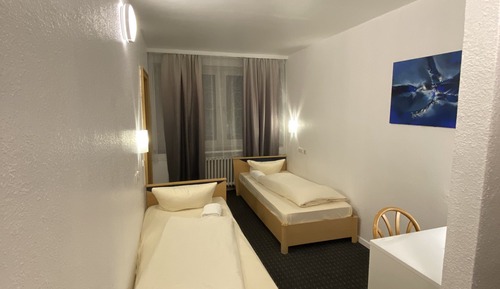 Habitación básica con 2 camas individuales