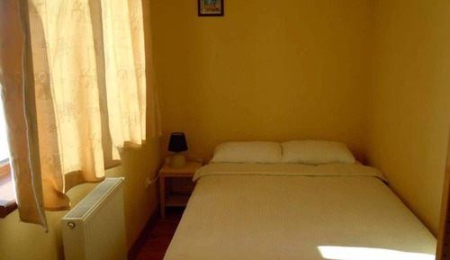 Habitación básica doble de uso individual, baño compartido, vistas al jardín