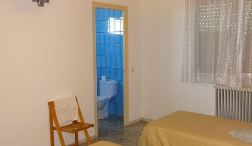 Habitación con 2 camas individuales, baño privado